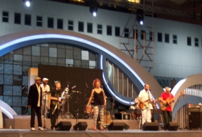  Apresentação do Grupo Clube do Balanço no dia de São Paulo na Expo Xangai, na Praça UBPA